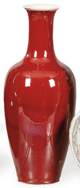  Jarrón de cuello largo de porcelana china con vidriado "Sangre de Buey" pp. S. XX.