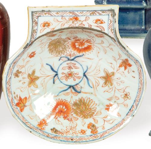 Concha de bautismo de porcelana de Compañía de Indias, tipo Imari, Dinastía Qing, época de Qianlong (1736-95)