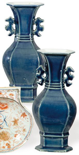  Pareja de jarrones de porcelana con vidriado azul cobalto, China, Dinastía Qing S. XIX