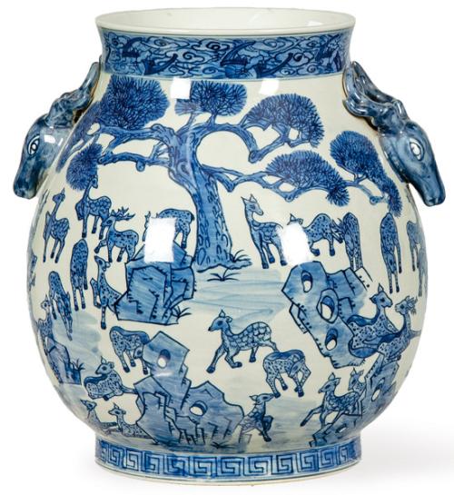Jarrón tipo Hu de porcelana china azul y blanco con el motivo de "Los Cien Ciervos" con marca apócrifa de Wanli (1573-1620)