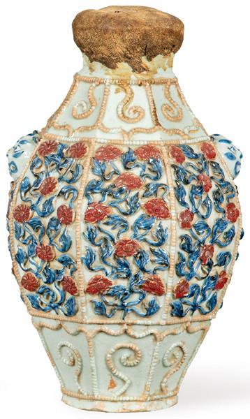  Jarrón de porcelana china con decoración tallada en relieve en rojo y azul cobalto, Dinastia Qing S. XiX.