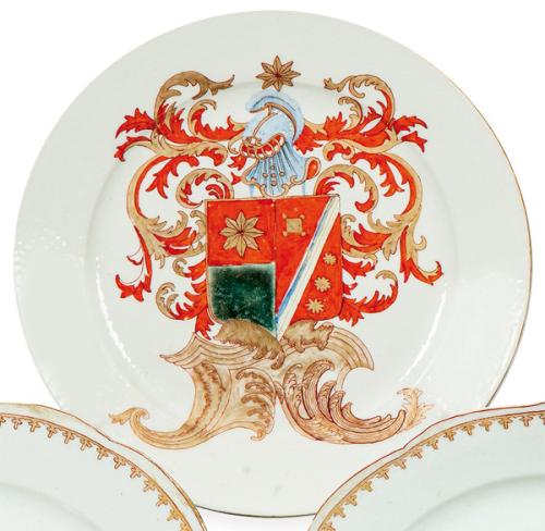 Plato blasonado, de porcelana de Compañía de Indias para el mercado holandés con las armas de Mottahedeh, con esmaltes polícromos, Dinastía Qing, época de Qianlong (1736-95).