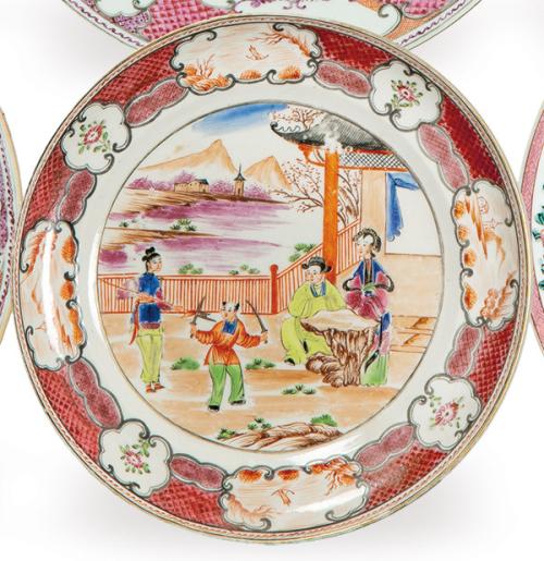 Plato de porcelana china con esmaltes polícromos, Dinastía Qing S. XIX.