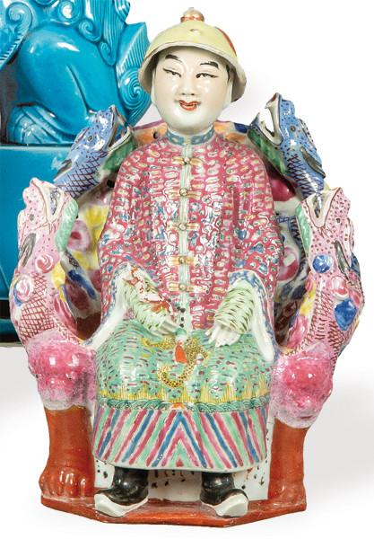 "Emperadior Sentado en un Trono de Dragones" en porcelana china con esmaltes polícromos mediados S. XX