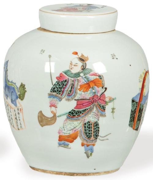  Jarrón con tapa de porcelana china con esmaltes polícromos, Dinastía Qing S. XIX.