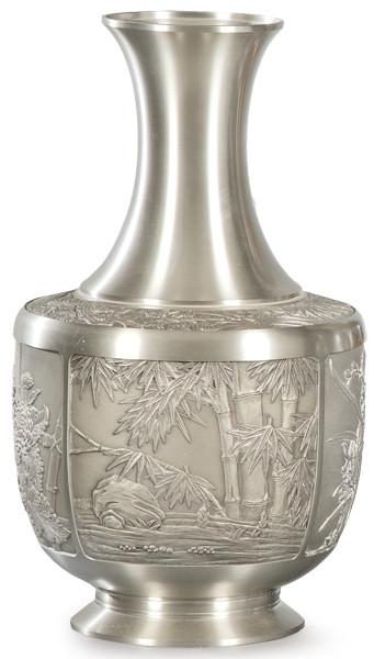  Jarrón chino de metal cromado, con decoración cincelada representando un dragón. S. XX.