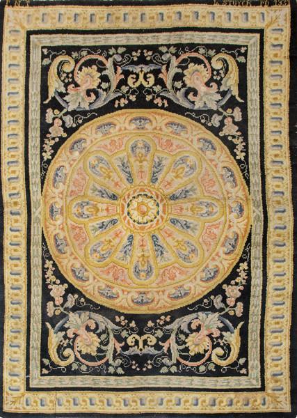  Alfombra española en lana de la Real Fábrica de Tapices, firmada y fechada "FNT L. Stuyck MD 1931".