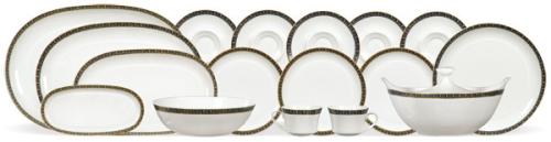 Vajilla en porcelana de Bidasoa, esmaltada en blanco y con una franja decorativa de color negro con palmetas. Total de piezas