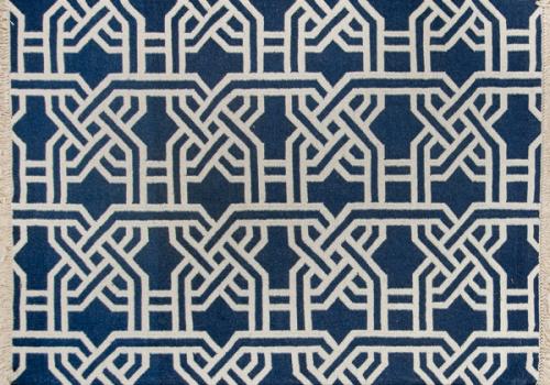 Kilim de lana moderno en colores azul marino y blanco.