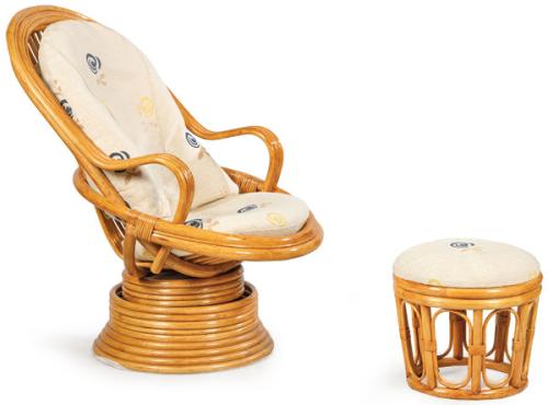 Butaca con respospies reclinable y giratoria en bambú, con cojines tapizados.