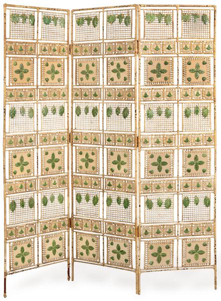 Biombo de tres hojas en hierro recubierto de fibra vegetal, con decoración de hojas en cerámica pintada y esmaltada.