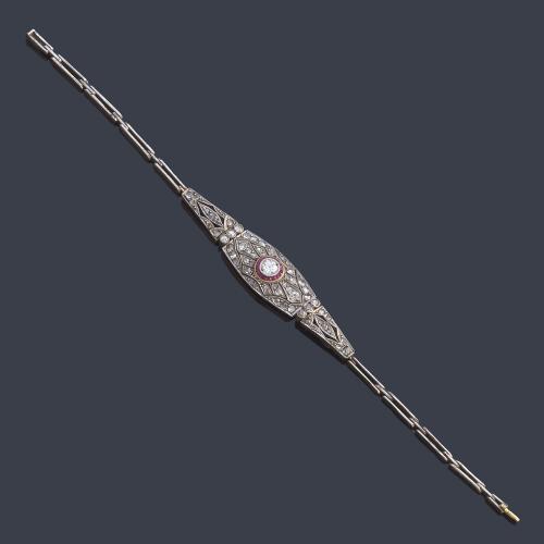 Pulsera 'art decó' con diseño calado y 'ojo de perdiz' con diamante talla antigua de aprox. 0,40 ct y orla de rubíes calibrados. Años '30.