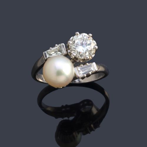 Anillo 'Tú y Yo' con brillante de aprox. 0,80 ct y perla de aprox. 7,90 mm, con dos diamantes talla trapecio, en montura de oro blanco de 18K.