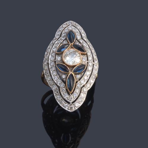 Anillo lanzadera con diamante talla antigua central de aprox. 1,00 ct con orla vegetal talla cabujón, y brillantes engastados en grano.