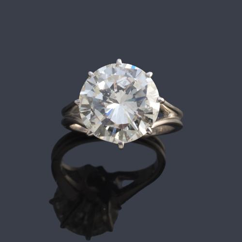  Solitario con brillante de aprox. 6,30 ct en montura de oro blanco de 18K.