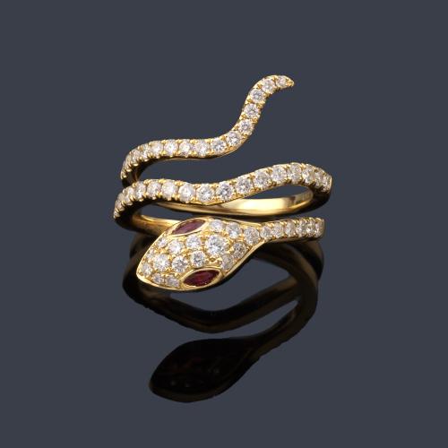 Anillo con diseño de serpiente con pavé de brillantes de aprox. 0,90 ct en total y dos rubíes de aprox. 0,18 ct.