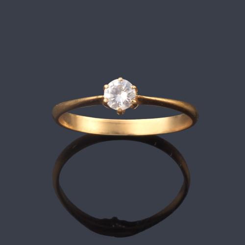 Solitario con brillante de aprox. 0,36 ct en montura de oro amarillo de 18K.