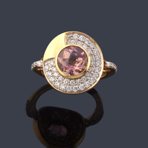 Anillo con kuncita facetada con semiorla de brillantes de aprox. 2,51 ct en total.