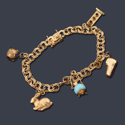 Pulsera con cinco dijes y eslabones en oro amarillo de 18K.