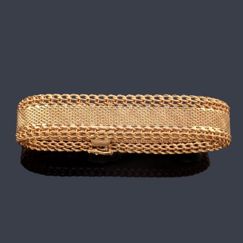 Pulsera con diseño de malla y doble cadeneta en montura de oro amarillo de 14K.