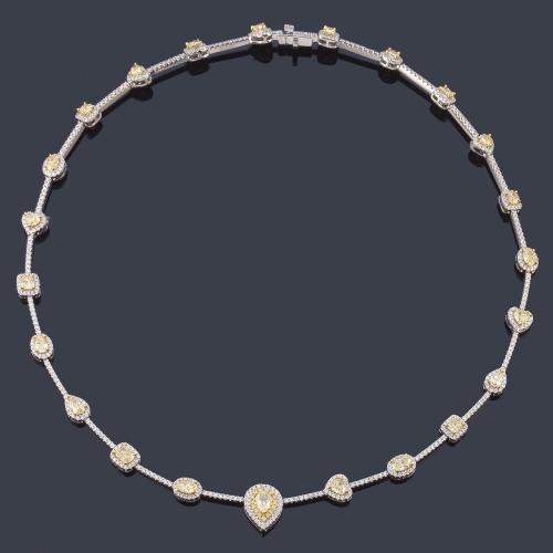  Collar articulado con diamantes 'fancy yellow' talla perilla, oval, corazón y 'cushion' de aprox. 7,00 ct en total y brillantes incoloros de aprox. 2,91 ct en total.