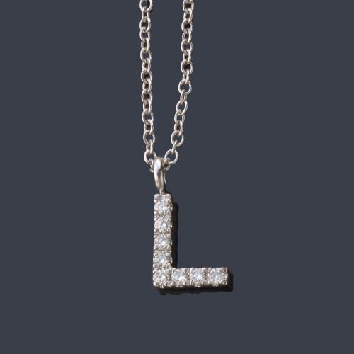 Colgante con letra 'L' con brillantes de aprox. 0,05 ct en total.