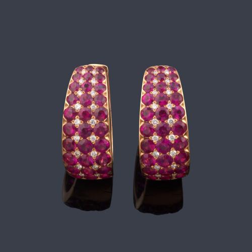  Pendiente tipo criolla con pavé de rubíes talla redonda de aprox. 3,23 ct en total intercalado con brillantitos de aprox. 0,14 ct en total.