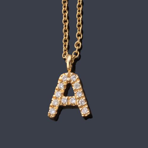 Colgante con letra 'A' en brillantes de aprox. 0,05 ct en total.