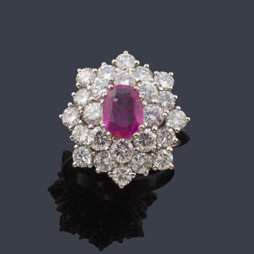  Anillo con rubí talla oval de aprox. 1,55 ct con doble orla en forma de estrella de aprox. 3,90 ct en total.