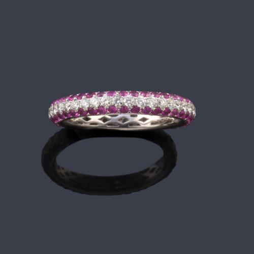 Alianza completa con bandas de brillantes de aprox. 1,03 ct en total y zafiros rosas de aprox. 0,68 ct en total.