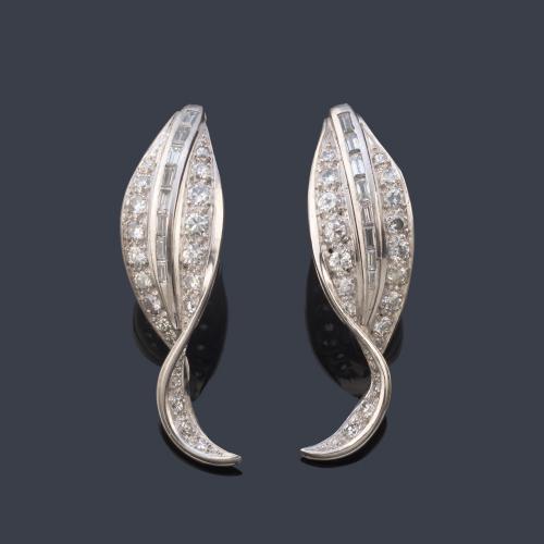  Pendientes con diseño de hoja con diamantes talla brillante y baguette de aprox. 2,60 ct en total.