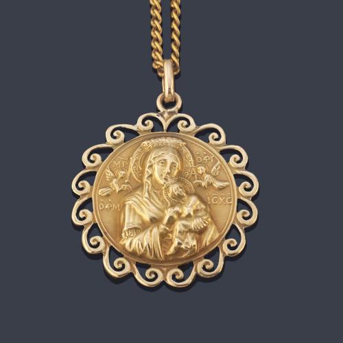 Medalla devocional con La Imagen de La Virgen y El Niño en brazos realizado en oro amarillo de 18K.