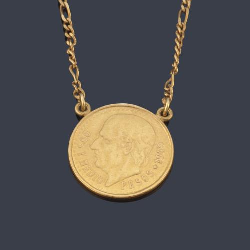 Cadena con moneda de dos pesos y medio mexicanos en montura de oro amarillo de 18K.