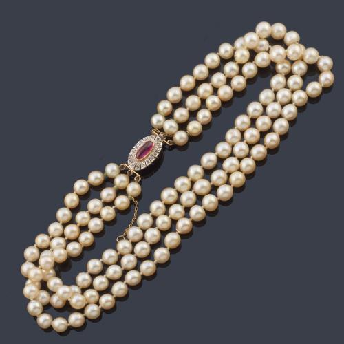 Collar con tres hilos de perlas