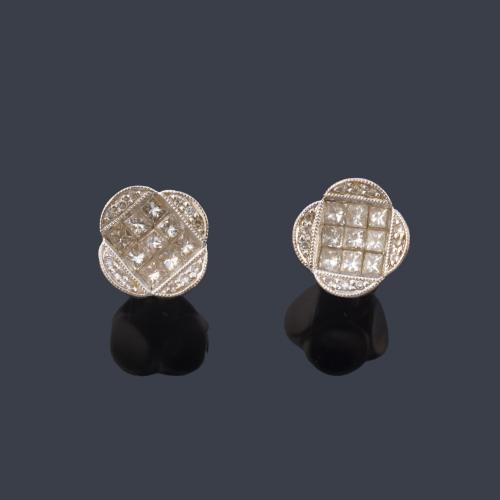  Pendientes cortos con diseño floral con diamantes talla princesa y brillante.