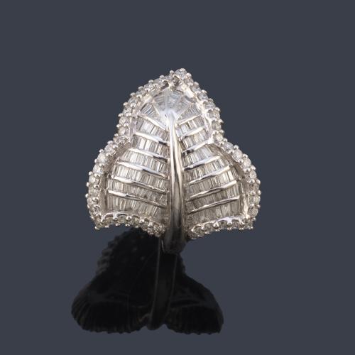  Anillo con diseño de hoja con diamantes talla baguette y brillante de aprox. 1,85 ct en total.