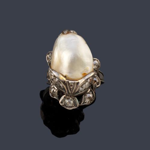 Anillo con perla barroca con diamantes talla rosa y brillante en montura de plata.