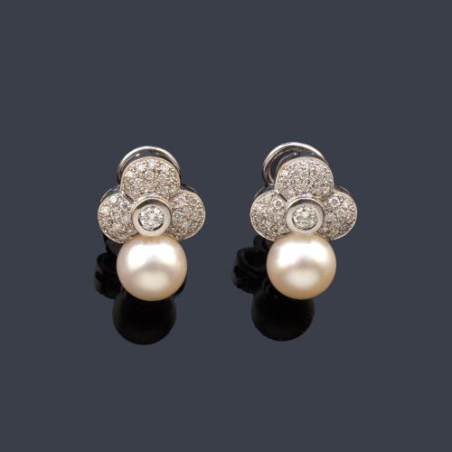 Pendientes cortos con pareja de perlas de aprox. 9,05 mm y 9,09 mm con motivo superior con brillantes de aprox. 0,85 ct en total.
