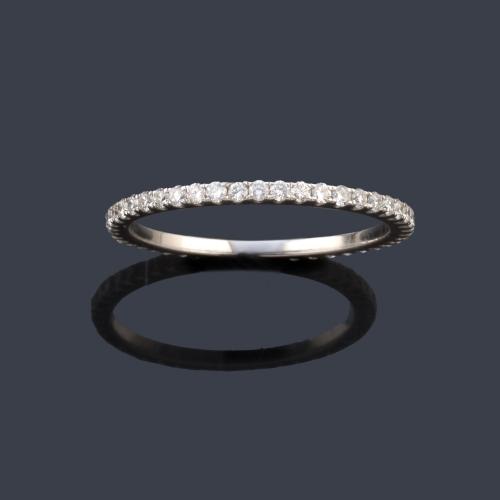 Alianza completa con brillantes de aprox. 0,50 ct en total.