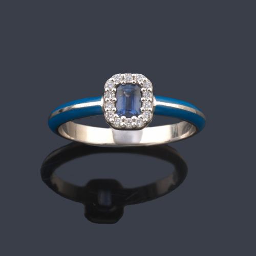  Anillo con zafiro central de aprox. 0,26 ct con orla de brillantitos de aprox. 0,10 ct en total.