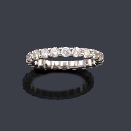  Alianza completa con banda de brillantes de aprox. 1,80 ct en total.