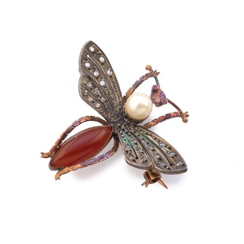 Broche con diseño de mariposa con cornalina, rubíes, zafiros blancos y perla. Años '30.