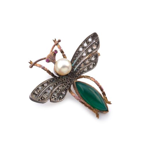 Broche con diseño de mariposa con crisoprasa, rubíes, zafiros blancos y perla.