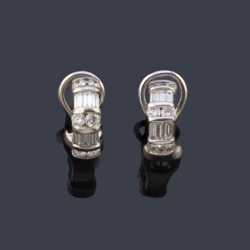 Pendientes tipo criolla con diamantes talla baguette y brillante de aprox. 1,08 ct en total.