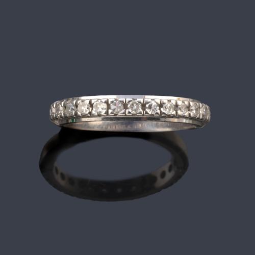 Media alianza con banda de brillantes de aprox. 0,50 ct en total.