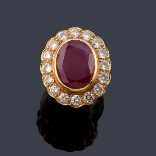  Anillo con rubí talla oval de aprox. 6,00 ct con orla de brillantes de aprox. 1,60 ct en total.