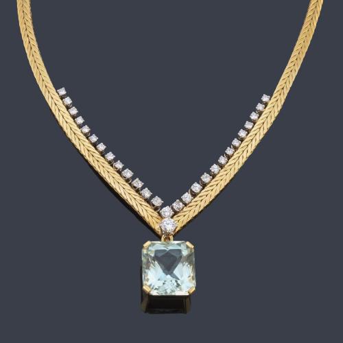 Collar con aguamarina central de aprox. 15,96 ct con brillantes en montura de oro amarillo de 18K.