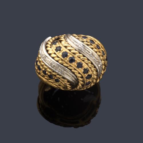 Anillo bombé con banda de zafiros y diamantes en oro blanco y amarillo de 18K.