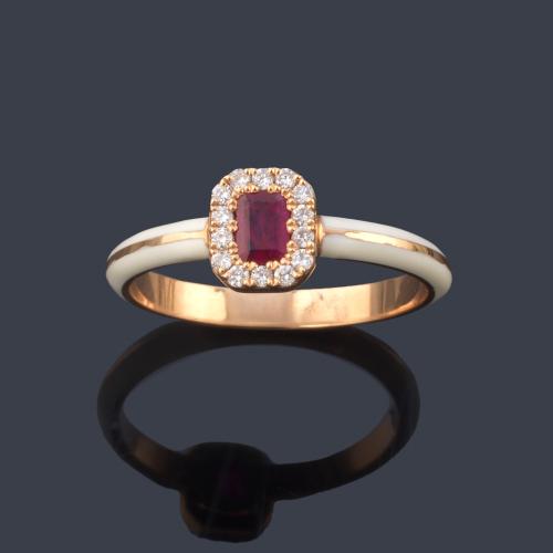  Anillo con rubí central talla rectangular de aprox. 0,10 ct con orla de brillantes de aprox. 0,10 ct en total.