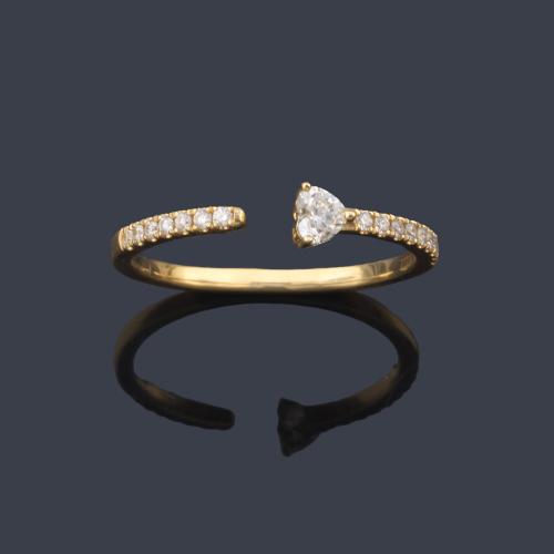 Anillo abierto con diamante talla corazón y dos bandas de brillantes de aprox. 0,12 ct en total.